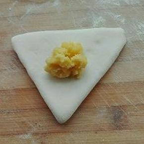 12. 翻面放入奶黄馅