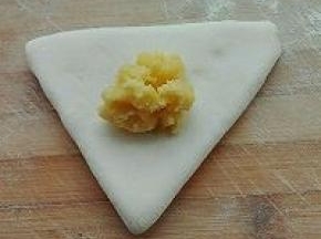 12. 翻面放入奶黄馅