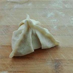 13. 三个角相互将馅料包好捏紧