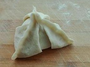 13. 三个角相互将馅料包好捏紧