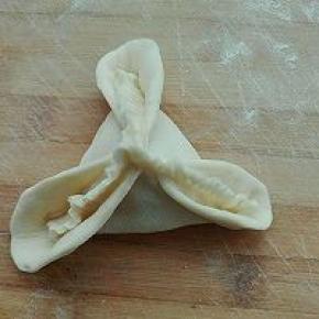 14. 将三个边分别用手指推搓出花边，旁边面团翻卷起来，依次做好，醒发10分钟