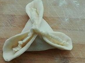 14. 将三个边分别用手指推搓出花边，旁边面团翻卷起来，依次做好，醒发10分钟