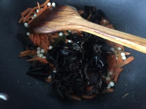再加入黑木耳炒