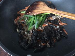 加入适量开水，放入葱段炒匀