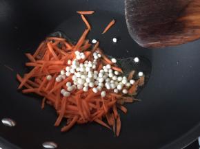 然后加入芡实和胡萝卜翻炒