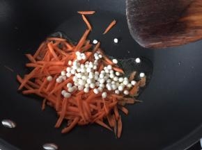 然后加入芡实和胡萝卜翻炒
