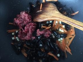 加入牛肉炒