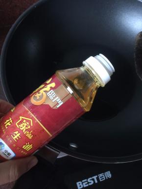 锅里倒入适量油热锅