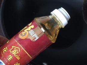 锅里倒入适量油热锅