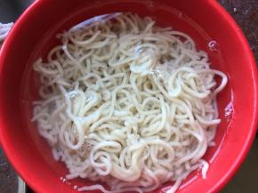 滤去热水，面条用凉开水过一下