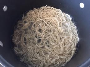 锅里煮开水后放入面条煮熟