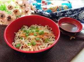 拌均后放入焯熟的胡萝卜丝和黄瓜丝，撒上葱花即可