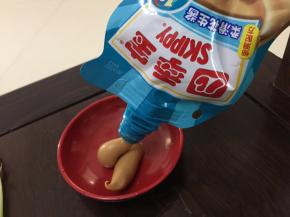 取一容器挤出四季宝花生酱