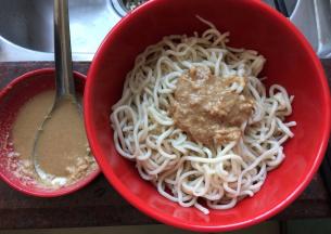 将凉开水滤去后勺入拌好的花生酱醋