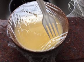 用保鲜膜封住碗口，用叉戳几个洞