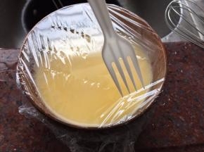用保鲜膜封住碗口，用叉戳几个洞