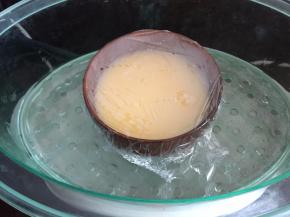 然后将碗放入蒸锅里上锅蒸20分钟