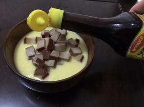 等鸡蛋完全凝固后再放入剩余鸡蛋干盖上保鲜膜继续蒸2分钟