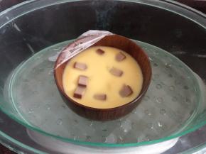 待鸡蛋稍微凝固时放入鸡蛋干，然后盖上保鲜膜继续蒸