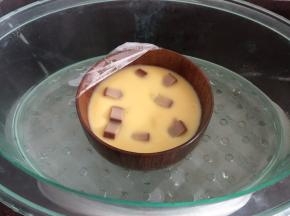 待鸡蛋稍微凝固时放入鸡蛋干，然后盖上保鲜膜继续蒸