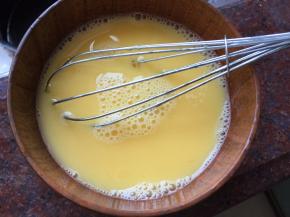 鸡蛋磕入碗里用打蛋器打散后加入温开水搅拌均匀