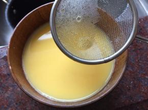 然后用网筛撇去浮沫