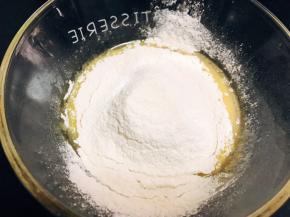 筛入低筋面粉和泡打粉