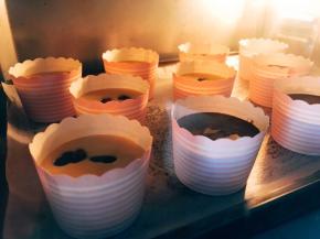 烤箱175度预热10分钟后
把烤盘放入中下层 烤20分钟