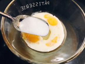 蛋黄加糖 牛奶 油 拌匀