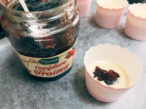 倒入一些蛋糕糊 可以加一勺果酱 再倒入一半蛋糕糊