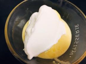 三分之一蛋白加入蛋黄糊翻拌匀