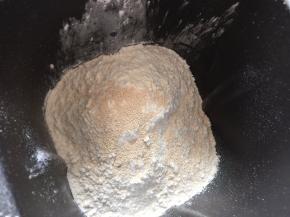 面包机里加入油、面粉、干酵母粉