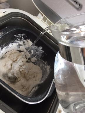 面粉搅拌均匀后倒入温开水