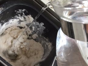 面粉搅拌均匀后倒入温开水