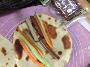 加入蔬菜和鸡蛋干