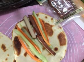 加入蔬菜和鸡蛋干