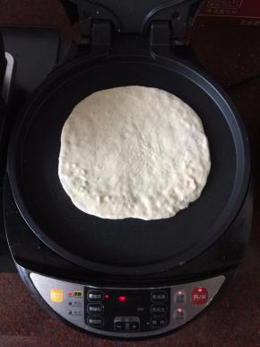 然后放入电饼铛烙