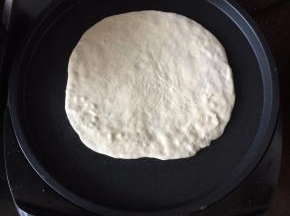 然后放入电饼铛烙