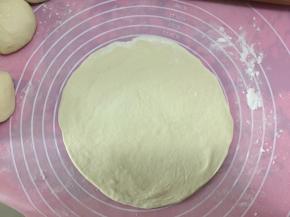 然后用擀面杖擀成薄薄的圆面饼