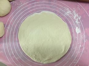 然后用擀面杖擀成薄薄的圆面饼