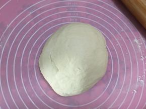 面团发酵后取出用擀面杖排气再滚圆