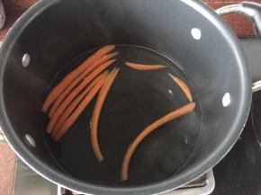 胡萝卜切丝后焯一下，要吃生的也可以不用