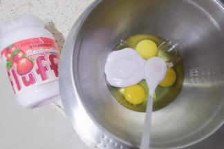 准备无水无油的容器放入3个鸡蛋一次性加入fluff液体草莓味棉花糖/白砂糖