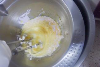 坐温水打发至蛋糊画八字不消失