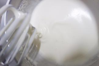 用低速整理蛋糊，每个地方停留15～30秒慢慢转盆到下一个地方，直到面糊没有大气泡，变得非常细腻（这一步不能省，决定了蛋糕口感）