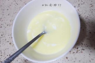 28克牛奶加黄油17克，蜂蜜4克、混合均匀放在锅里保温大概40度左右