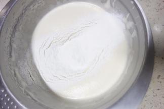 分两次筛入低粉混合物用蛋抽拌至无干粉，再筛第二次