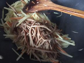 加入鸡蛋干丝炒