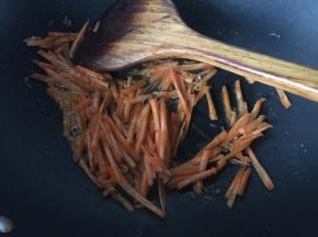 然后加入胡萝卜丝炒