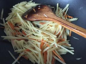 再加入土豆丝翻炒